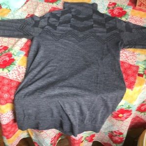 Bundle of 2 / base layer long sleeve shirts.